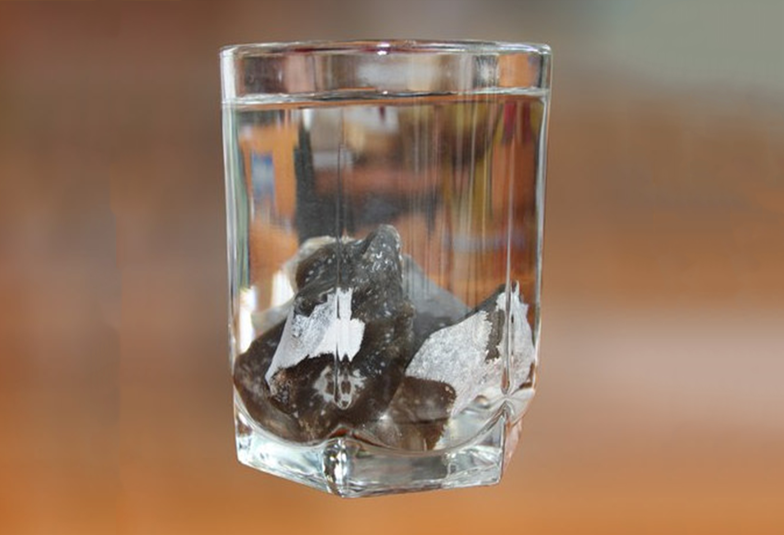 Серебро растворимо в воде. Камень в стакане с водой. Стакан с камешками. Камень тонет в воде. Опыт с камнем и водой.