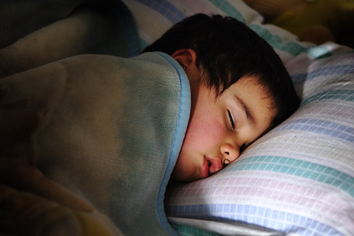 Молодой спал взрослой. Фото сон взрослого сына. Boys sleeping moments. China boy Sleep.