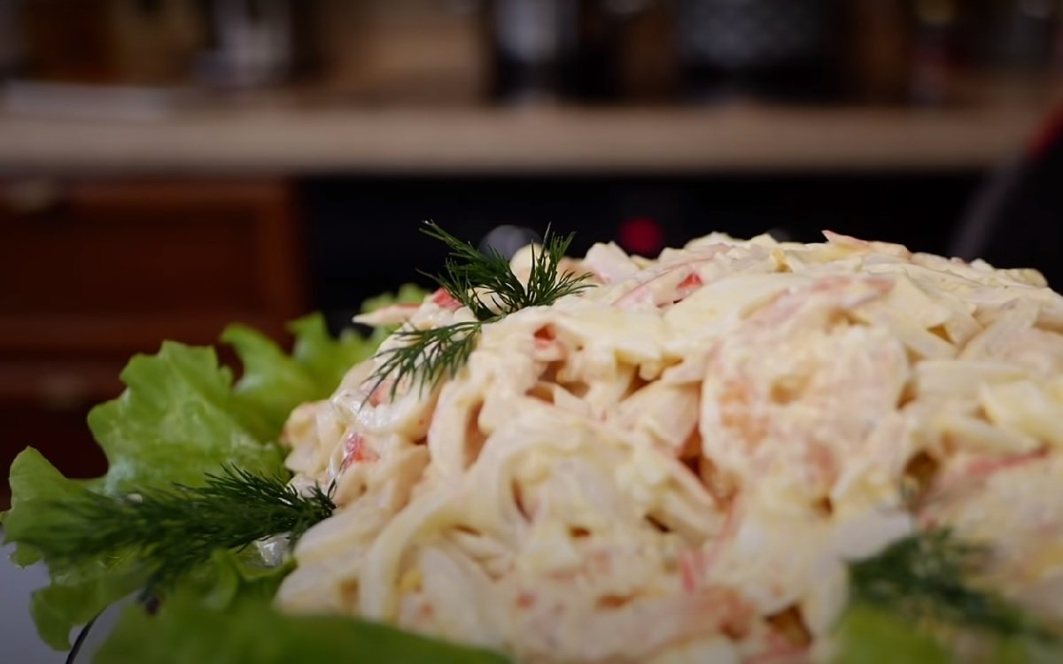 Салат с кальмарами на стол. Морской салат с кальмарами и креветками. Салат морской каприз с кальмарами. Салат с кальмарами и айсбергом. Салат с кальмарами на новый год.