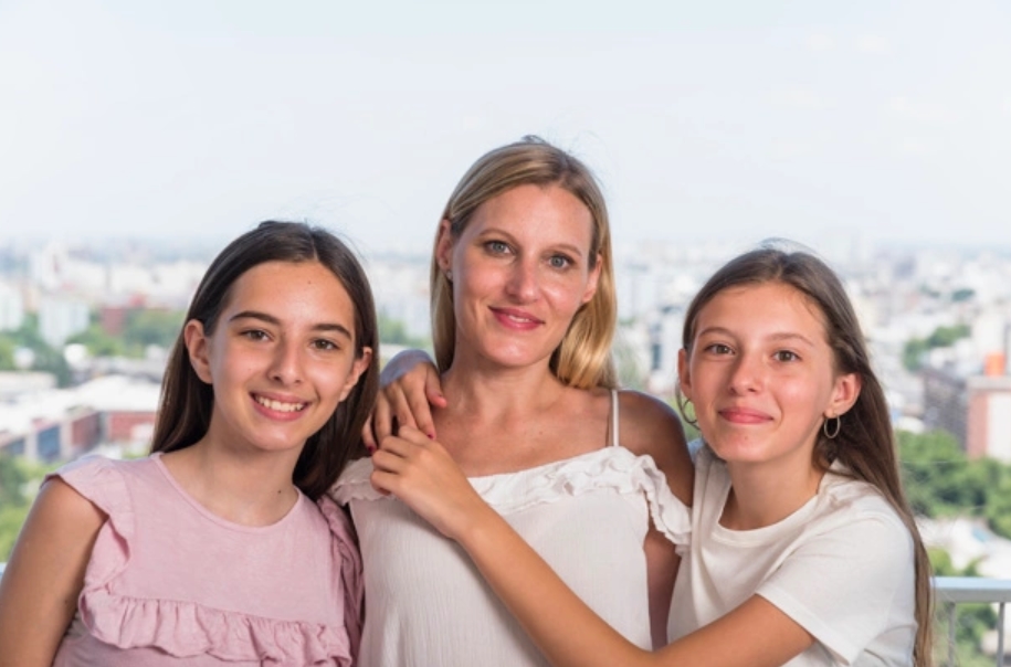 Обмена дочь с русским переводом. Two daughters группа. Daughter mother группа. Девушка с дочерью русские. Фото женщин 34 лет с двумя дочерями.